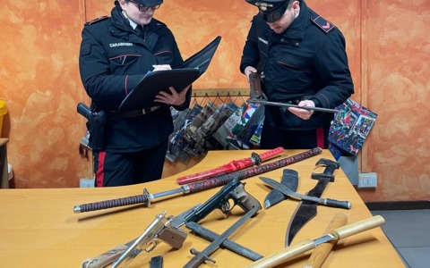 Messaggi ossessivi e un arsenale domestico: arrestato un 39enne a Erbusco