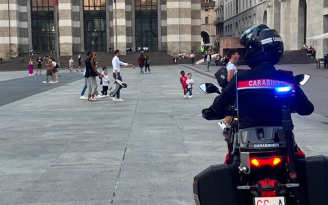 Rapina, resistenza a pubblico ufficiale, possesso di oggetti atti ad offendere, banconote false: nei guai un sedicenne ivoriano