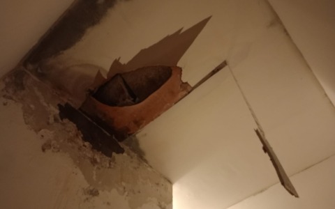 Crolla il controsoffitto, la casa è inagibile: famiglia disperata