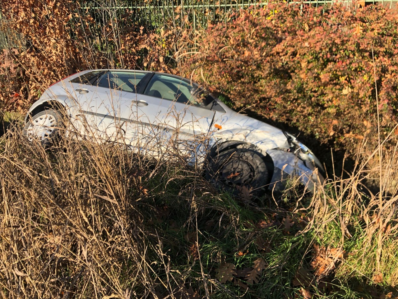 Auto fuori strada dopo l’urto: traffico in tilt a Rovato