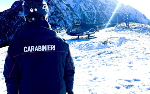 “Parcheggia” l’elicottero sulla pista da sci: intervengono i Carabinieri di Bagolino
