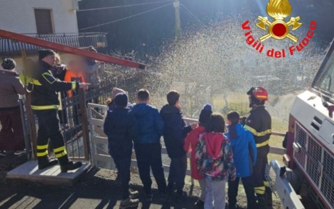 Tra sirene e sorrisi: gli Scout di Coccaglio in visita ai Vigili del Fuoco di Vezza d’Oglio