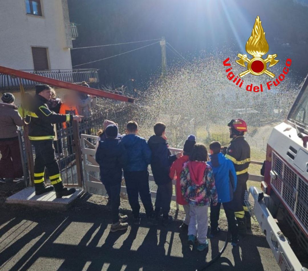 Tra sirene e sorrisi: gli Scout di Coccaglio in visita ai Vigili del Fuoco di Vezza d’Oglio