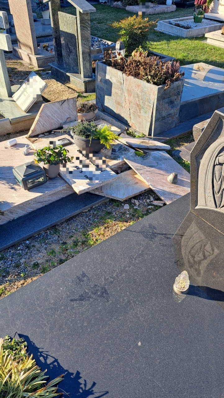 Furti nei cimiteri di San Pancrazio e Capriolo: rubate statue e vasi di ottone