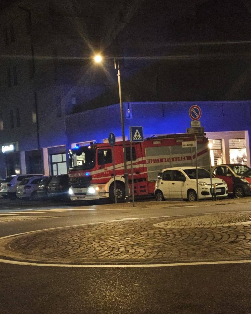 Fuga di gas in centro, allarme a Chiari: tecnici e pompieri al lavoro