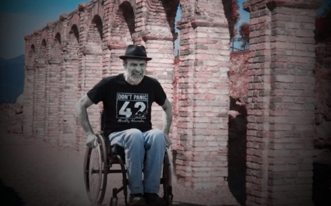 «Non abbiamo bisogno di bandiere lilla se mancano i piani regolatori dell’accessibilità»