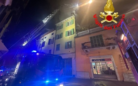 A fuoco una palazzina in via Garibaldi a Salò, l’intervento dei Vigili del Fuoco