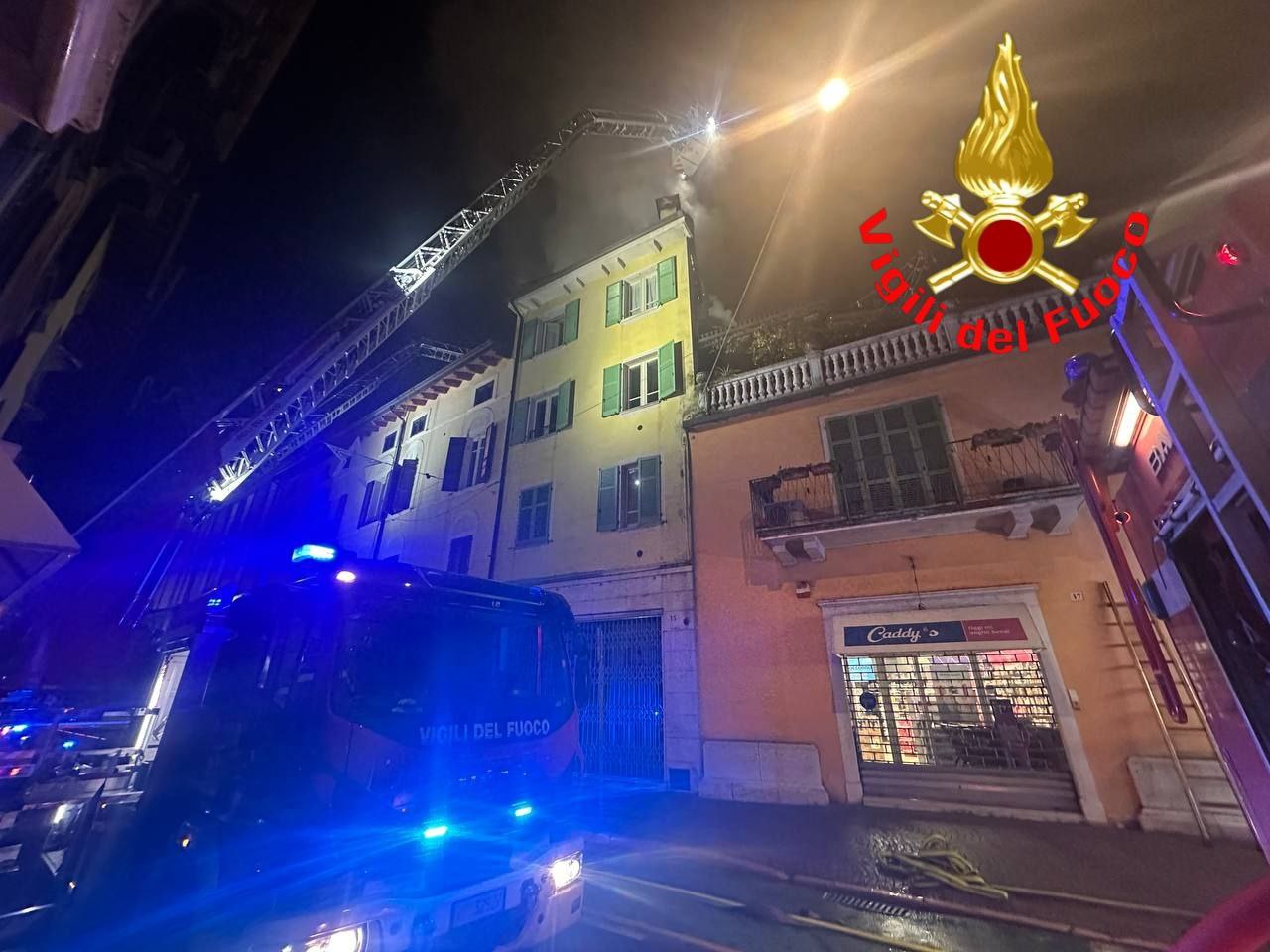 A fuoco una palazzina in via Garibaldi a Salò, l’intervento dei Vigili del Fuoco