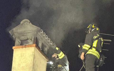 A fuoco una canna fumaria a Capo di Ponte: l’intervento dei Vigili del Fuoco