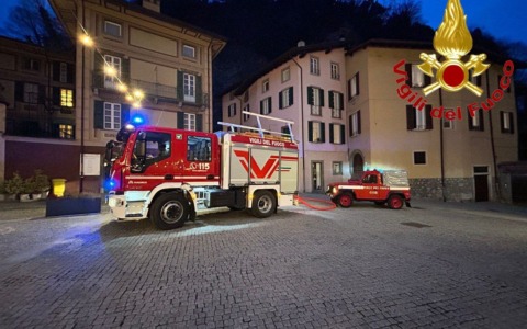 A fuoco un porticato vicino ad un’abitazione: a Breno intervengono i Vigili del Fuoco