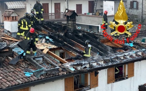 A fuoco un tetto a Borno, l’intervento dei Vigili del Fuoco