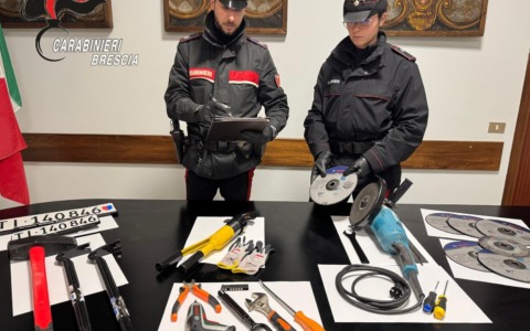 Abbandona l’auto noleggiata e fugge dai carabinieri: trovati all’interno strumenti per furti