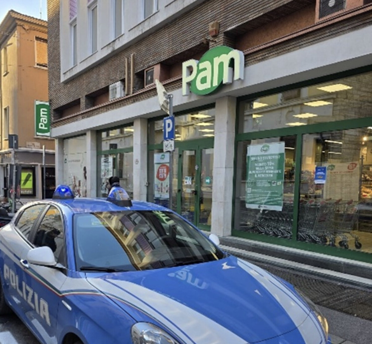 Aggredisce il direttore del supermercato dopo aver rubato e si dà alla fuga: in manette un 33enne