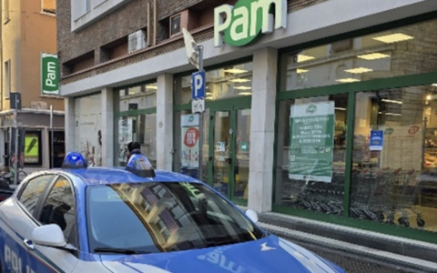Aggredisce il direttore del supermercato dopo aver rubato e si dà alla fuga: in manette un 33enne