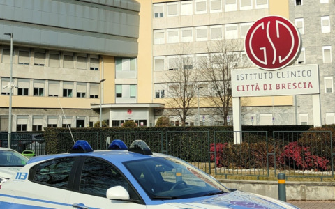 “Apri la porta o ti spacco la faccia”: al Città di Brescia per picchiare la madre, aggredisce i sanitari