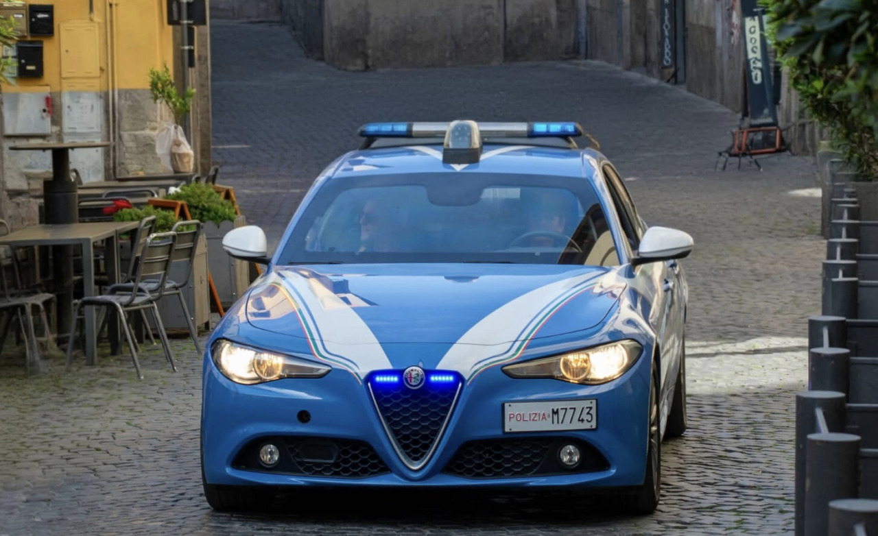 Atti osceni dopo che il barista si rifiuta di vendergli altro alcol, 69enne minaccia di morte i sanitari: arrestato