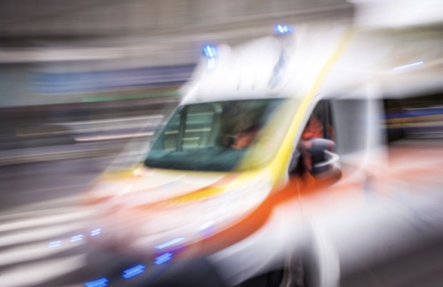 Auto finisce fuori strada a Seniga