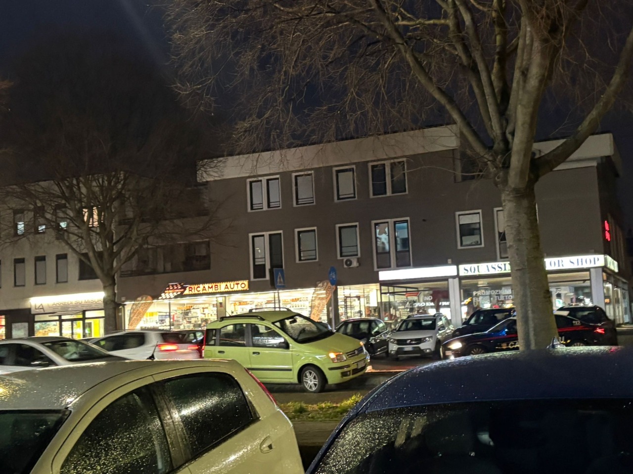 Auto finisce sullo spartitraffico: circolazione in tilt a Montichiari