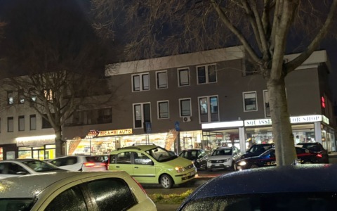 Auto finisce sullo spartitraffico: circolazione in tilt a Montichiari