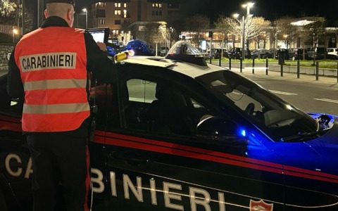 Barista 53enne rimprovera un 14enne: in tre lo prendono a calci e pugni