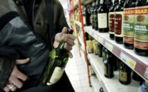 Brescia, rapina l’Esselunga e ruba all’Italmark: 24enne finisce in manette