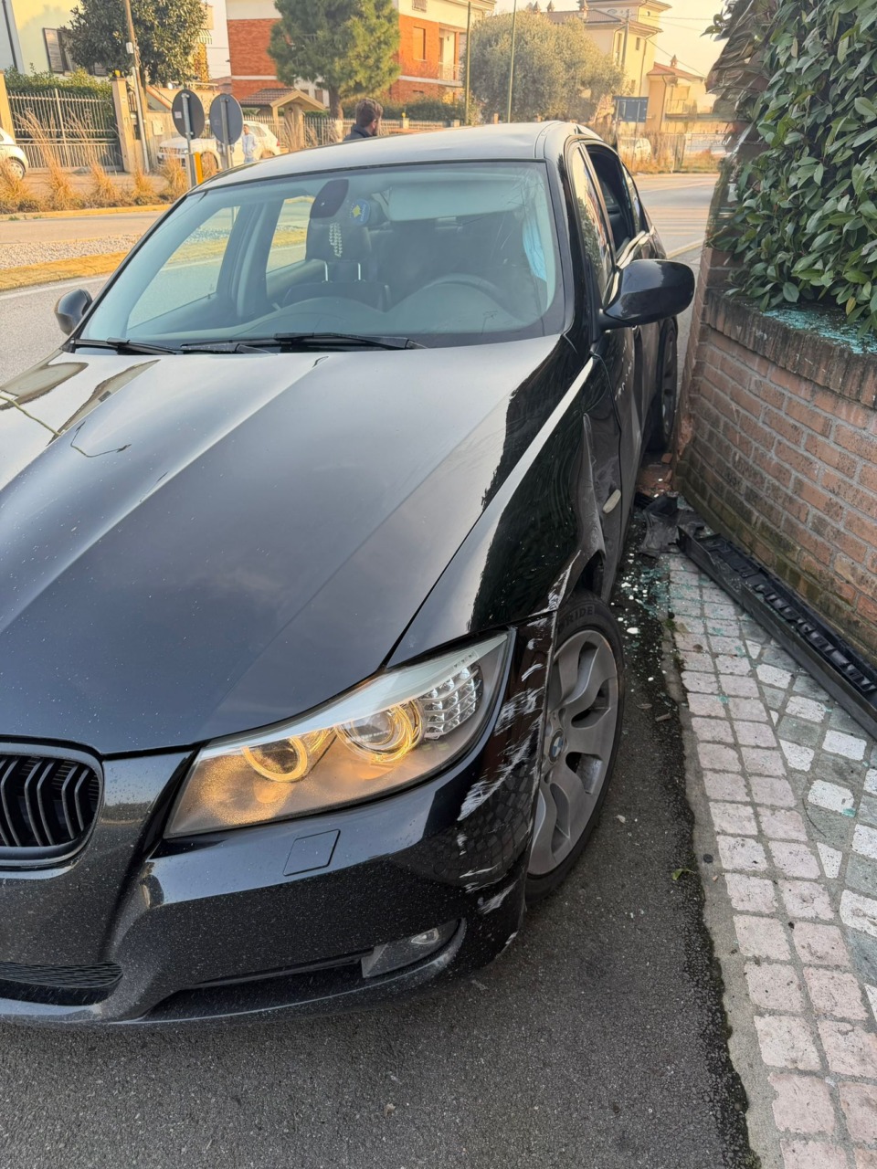 Castrezzato: auto finisce fuori strada e impatta contro un muretto