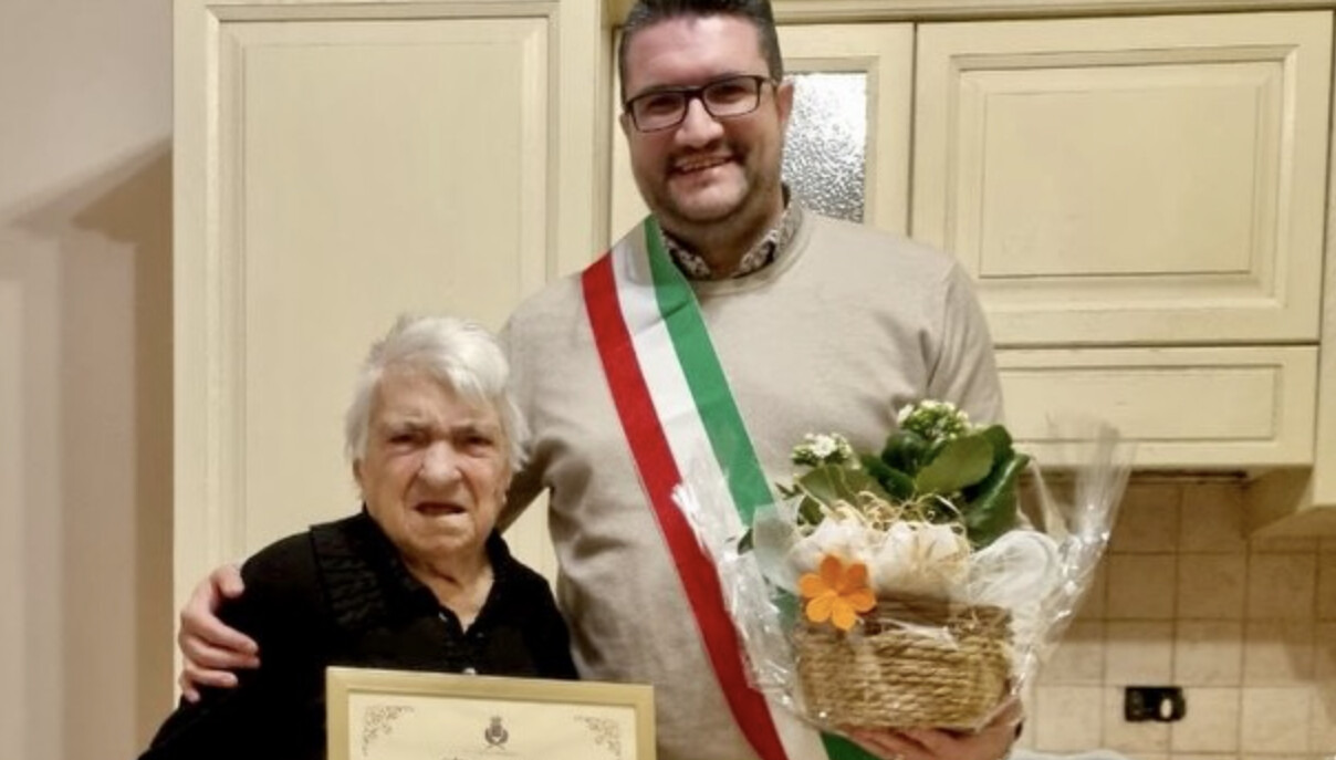 Cento candeline, compleanno speciale per la signora Alvidia