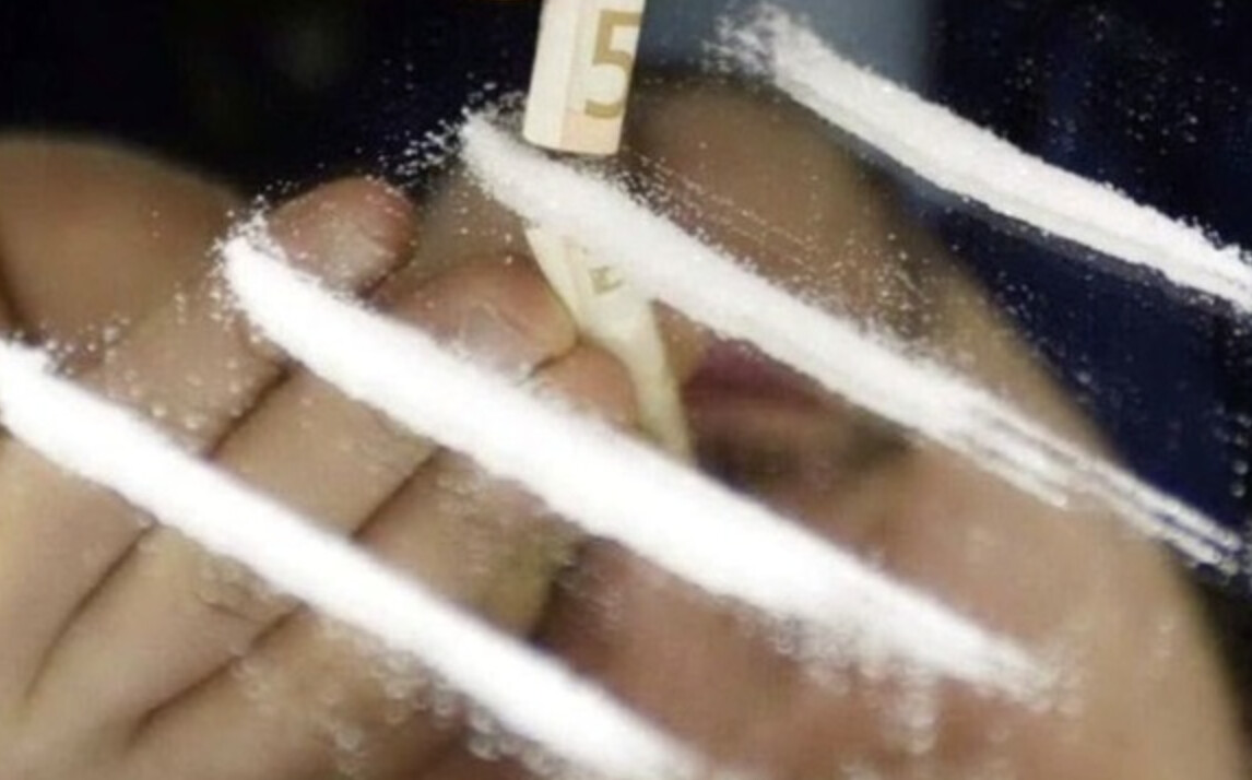 Cocaina nascosta tra i vestiti e tracce di polvere bianca in auto: due finiscono in manette