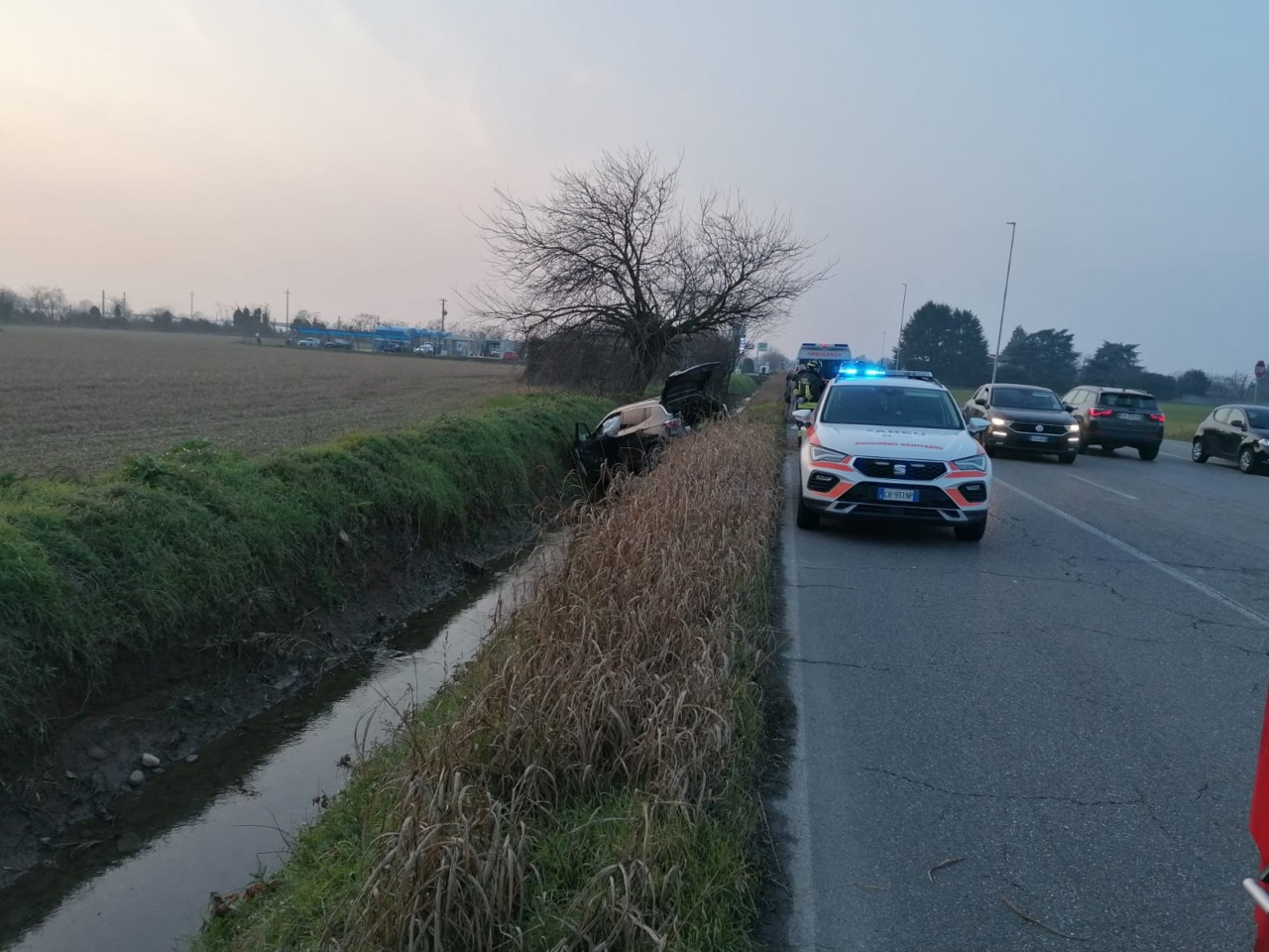Cologne, auto esce di strada e finisce nel fosso: due feriti