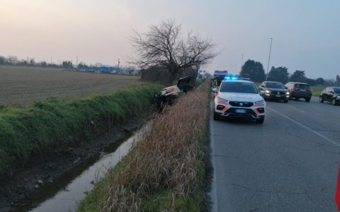 Cologne, auto esce di strada e finisce nel fosso: due feriti