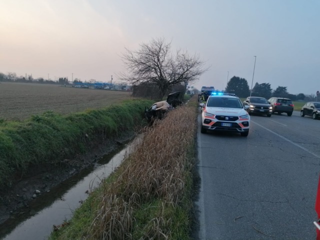 Cologne, auto esce di strada e finisce nel fosso: due feriti