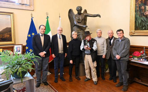 A Gunter Demnig consegnata la Vittoria Alata, simbolo della città di Brescia