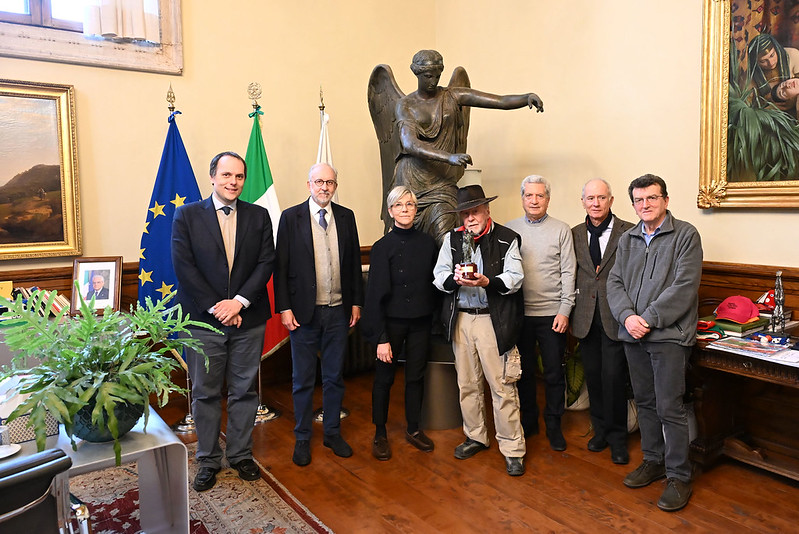 A Gunter Demnig consegnata la Vittoria Alata, simbolo della città di Brescia