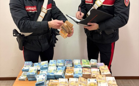 Denaro nascosto sotto i sedili dell’auto, ipotesi riciclaggio: sequestrati 440mila euro in contanti