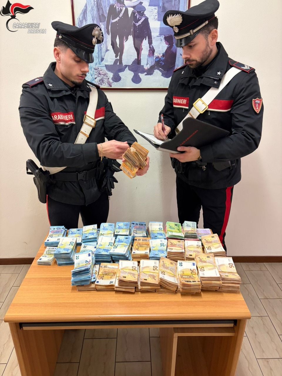 Denaro nascosto sotto i sedili dell’auto, ipotesi riciclaggio: sequestrati 440mila euro in contanti