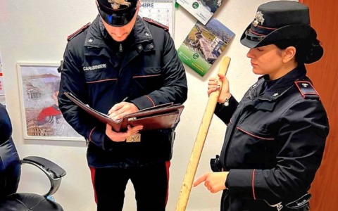 Furto in villa: i carabinieri trovano il ladro sul letto, scatta l’arresto