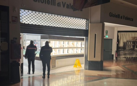 Chiari, rapina con pistola e fucile da Gioielli di Valenza: minacciano le commesse e scappano con il bottino