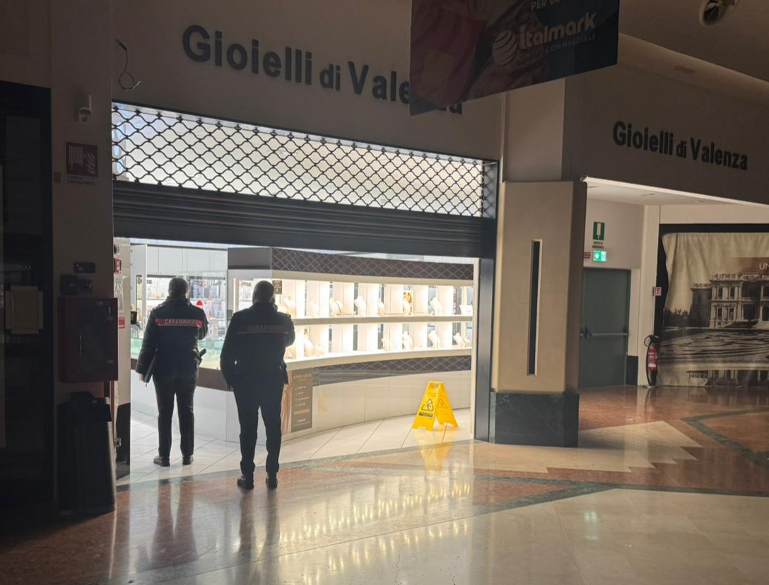 Chiari, rapina con pistola e fucile da Gioielli di Valenza: minacciano la commessa e scappano con il bottino