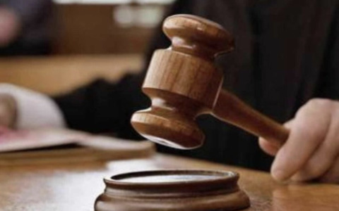 Il padre li abbandona da piccoli: i due figli rifiutano il suo cognome