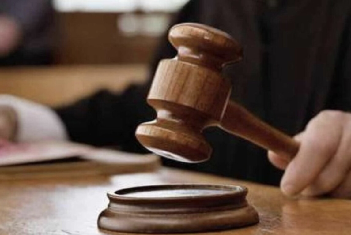 Il padre li abbandona da piccoli: i due figli rifiutano il suo cognome