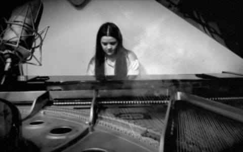 Il singolo « The Fall » di Elisa Minelli è un inno alla resilienza