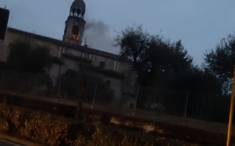 Incendio a San Felice del Benaco: in fiamme il campanile della chiesa di Portese