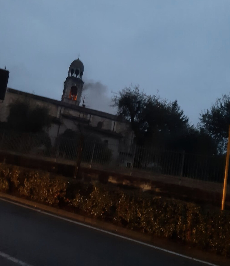 Incendio a San Felice del Benaco: in fiamme il campanile della chiesa di Portese
