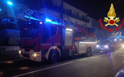 Incendio in via Buffalora: evacuati quattro appartamenti