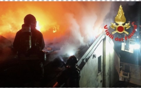 Incendio in via Garibaldi: 15 alloggi e 3 negozi sgomberati, istituito il divieto di sosta con rimozione forzata