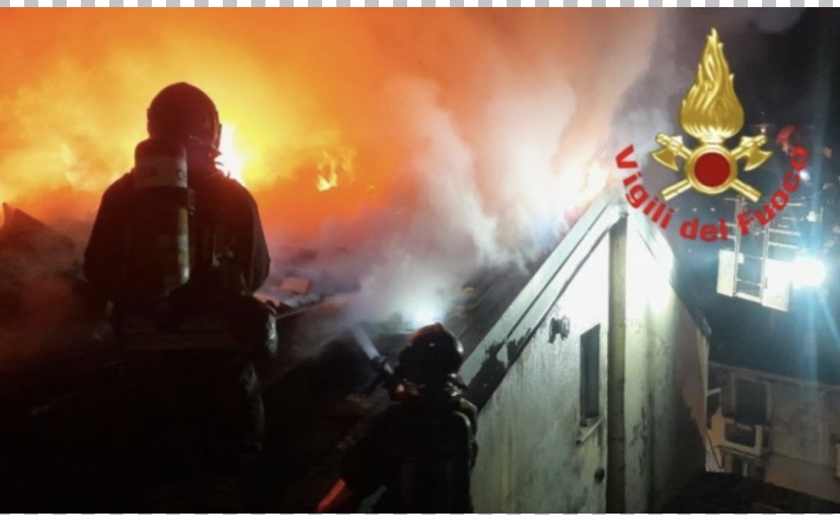 Incendio in via Garibaldi: 15 alloggi e 3 negozi sgomberati, istituito il divieto di sosta con rimozione forzata