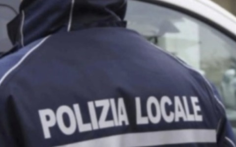 Investe una donna sulle strisce pedonali e si allontana: 40enne denunciata