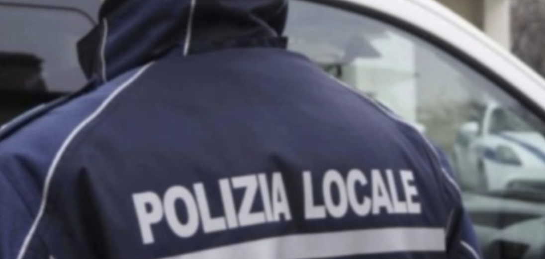 Investe una donna sulle strisce pedonali e si allontana: 40enne denunciata