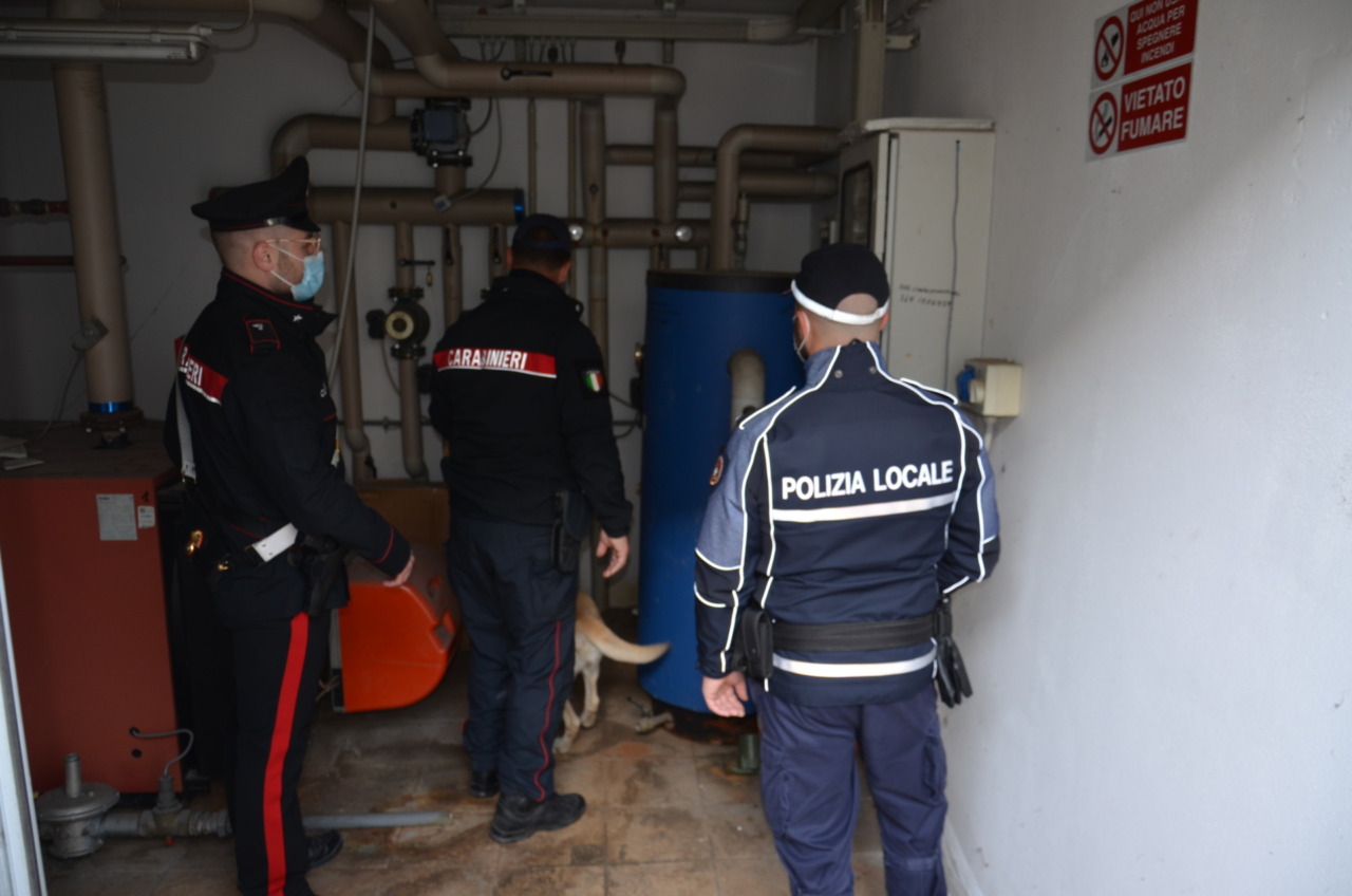 Lancia cocaina dalla finestra: denunciata una 30enne