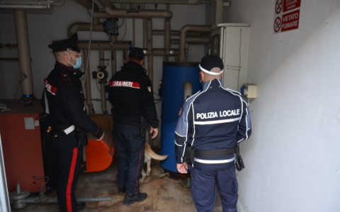 Lancia cocaina dalla finestra: denunciata una 30enne